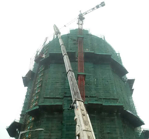 图木舒克吊车在工地上作业